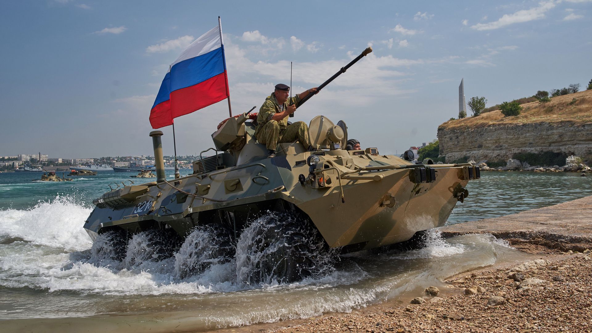 БТР во время генеральной репетиции парада кораблей ко Дню ВМФ в Севастополе БТР во время генеральной репетиции парада кораблей ко Дню ВМФ в Севастополе - РИА Новости, 1920, 19.04.2021