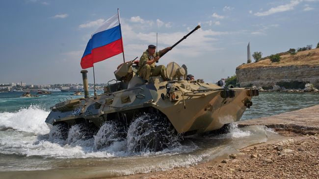 БТР во время генеральной репетиции парада кораблей ко Дню ВМФ в Севастополе