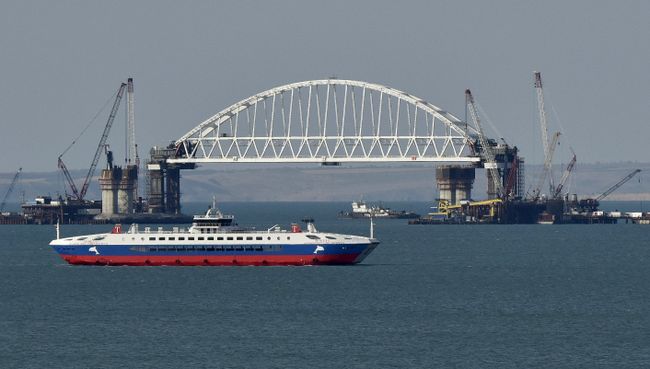 Железнодорожная арка строящегося моста через Керченский пролив, поднятая до проектной высоты. Архивное фото Железнодорожная арка строящегося моста через Керченский пролив, поднятая до проектной высоты. Архивное фото