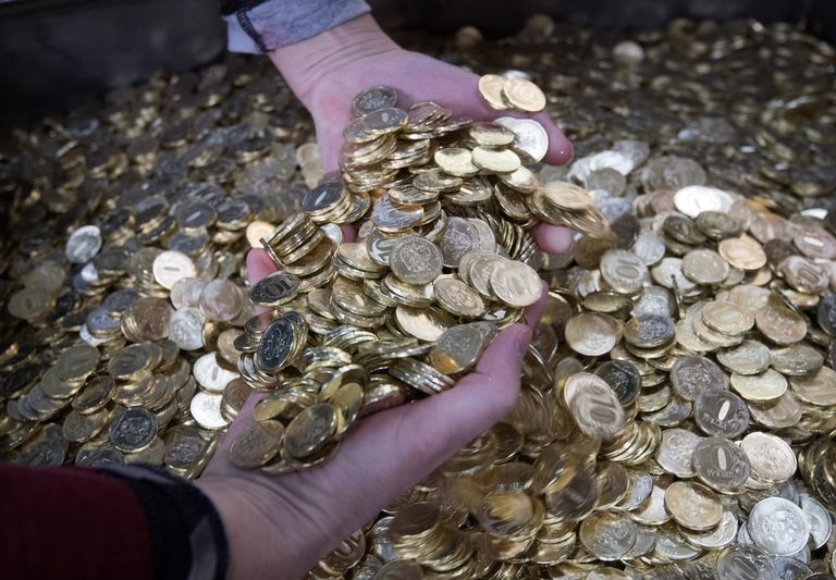 Монеты на линии упаковки Монеты на линии упаковки