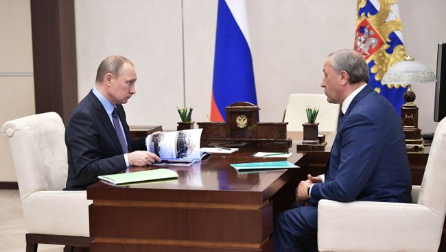 Президент РФ Владимир Путин и временно исполняющий обязанности губернатора Саратовской области Валерий Радаев во время встречи. 31 августа 2017 Президент РФ Владимир Путин и временно исполняющий обязанности губернатора Саратовской области Валерий Радаев во время встречи. 31 августа 2017