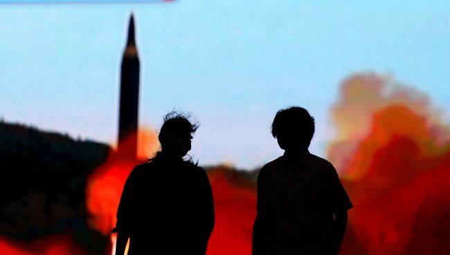 Трансляция новостей о запуске ракет в КНДР на улице Токио, Япония. Август 2017 Трансляция новостей о запуске ракет в КНДР на улице Токио, Япония. Август 2017