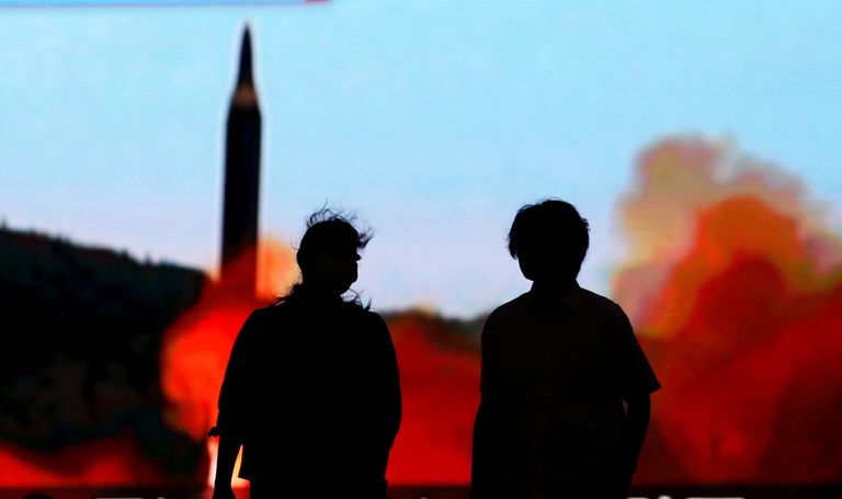Трансляция новостей о запуске ракет в КНДР на улице Токио, Япония. Август 2017