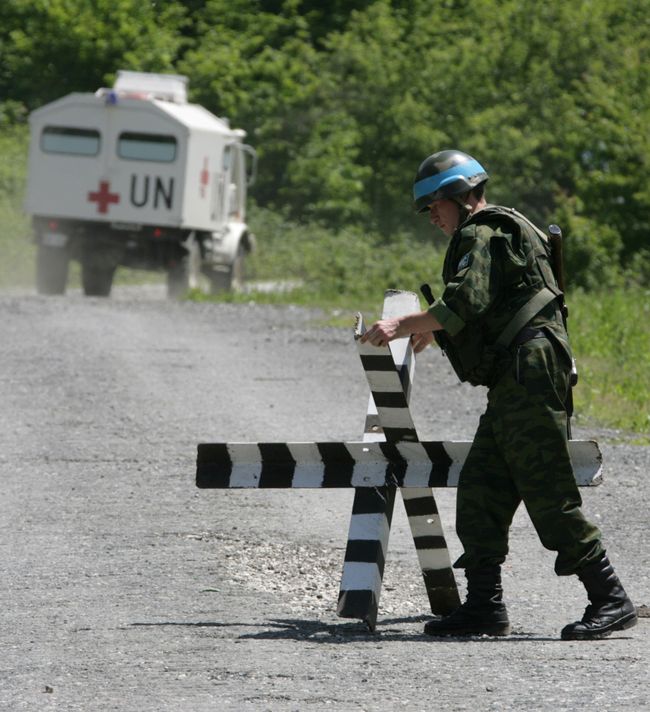 Российский миротворец несет службу на 106-ом наблюдательном посту Коллективных сил по поддержанию мира (КСПМ) в нижней части Кодорского ущелья Российский миротворец несет службу на 106-ом наблюдательном посту Коллективных сил по поддержанию мира (КСПМ) в нижней части Кодорского ущелья