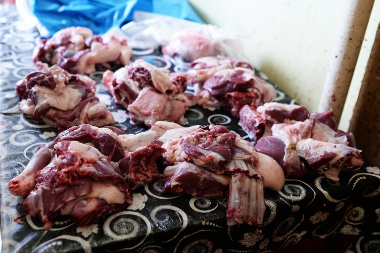 Мясо жертвенного барана, разделанного на семь частей для раздачи неимущим на праздник Курбан-байрам 