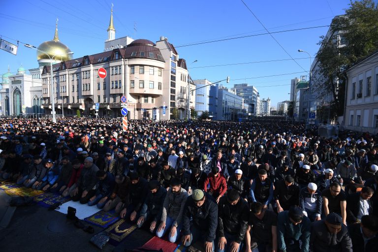 Мусульмане в день праздника жертвоприношения Курбан-байрам возле Московской Соборной мечети. 1 сентября 2017