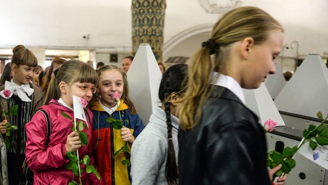 Школьники проходят через турникеты метрополитена. Архивное фото Школьники проходят через турникеты метрополитена. Архивное фото