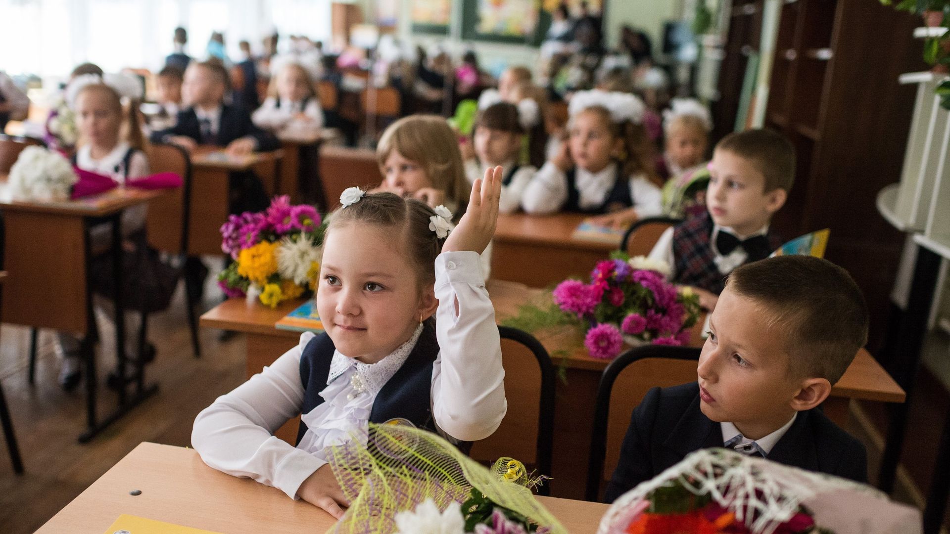 Ученики в классе после торжественной линейки посвященной Дню знаний Ученики в классе после торжественной линейки посвященной Дню знаний - РИА Новости, 1920, 01.09.2022