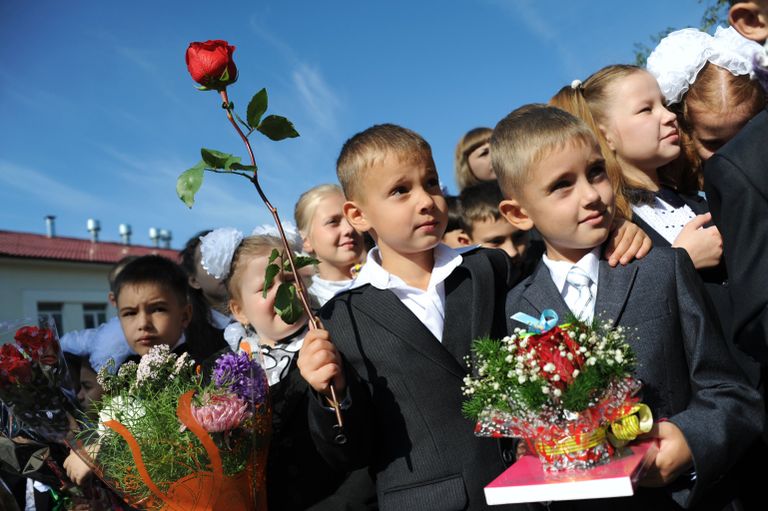 Первоклассники на праздничной линейке в средней школе №1 в Чите в День знаний
