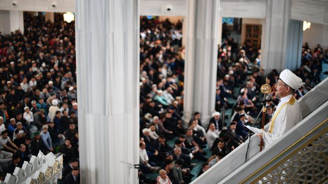 Председатель Совета муфтиев России, председатель Духовного управления мусульман России муфтий шейх Равиль Гайнутдин читает молитву в Московской Соборной мечети. 1 сентября 2017 Председатель Совета муфтиев России, председатель Духовного управления мусульман России муфтий шейх Равиль Гайнутдин читает молитву в Московской Соборной мечети. 1 сентября 2017