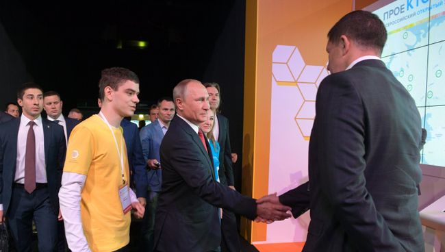 Владимир Путин во время посещения Всероссийского форума профессиональной навигации ПроеКТОриЯ в культурно-спортивном комплексе Арена 2000 в Ярославле. 1 сентября 2017