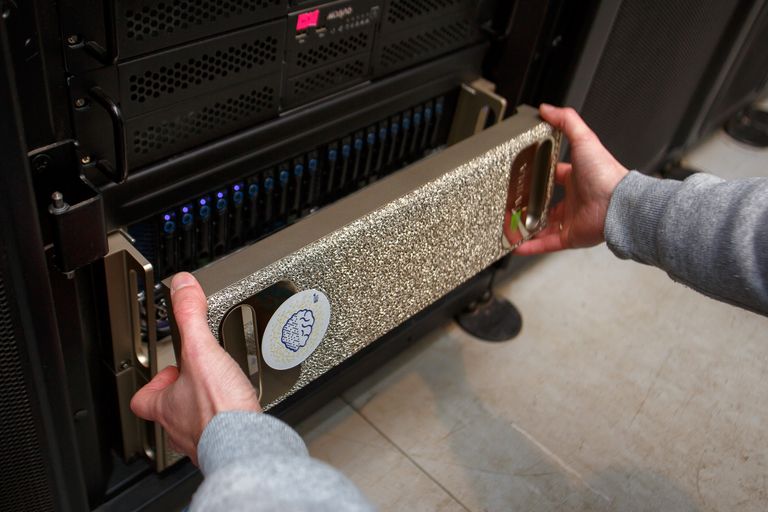 Последние моменты установки вычислительного узла DGX-1 в серверную стойку (МФТИ) Последние моменты установки вычислительного узла DGX-1 в серверную стойку (МФТИ)