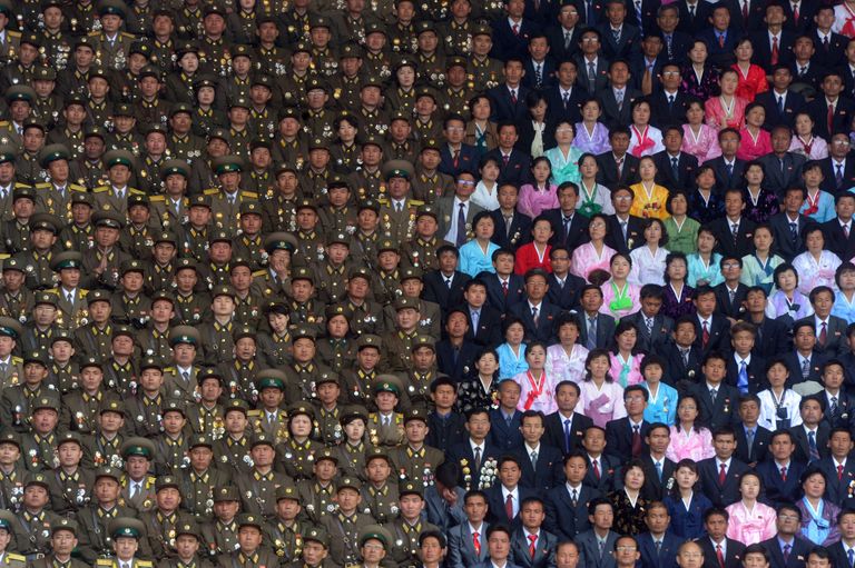 Солдаты Корейской народной армии и жители Пхеньяна на стадионе имени Ким Ир Сена Солдаты Корейской народной армии и жители Пхеньяна на стадионе имени Ким Ир Сена