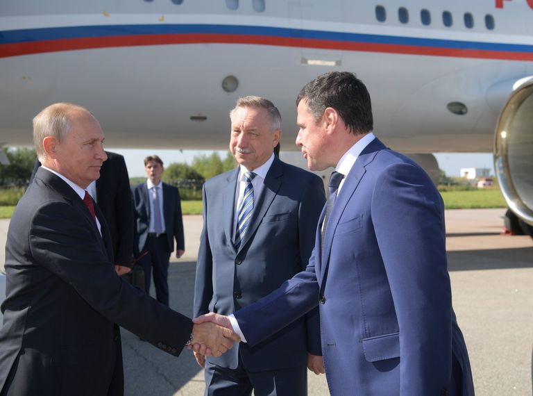 Владимир Путин и временно исполняющий обязанности губернатора Ярославской области Дмитрий Миронов во время встречи в аэропорту Туношна Ярославля. 1 сентября 2017 Владимир Путин и временно исполняющий обязанности губернатора Ярославской области Дмитрий Миронов во время встречи в аэропорту Туношна Ярославля. 1 сентября 2017