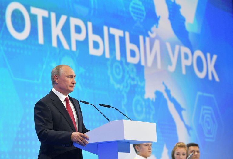 Президент РФ Владимир Путин выступает на всероссийском открытом уроке Россия, устремленная в будущее в Ярославле. 1 сентября 2017 Президент РФ Владимир Путин выступает на всероссийском открытом уроке Россия, устремленная в будущее в Ярославле. 1 сентября 2017