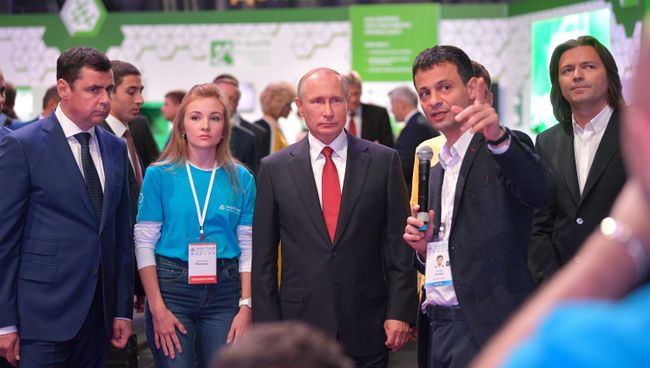 Владимир Путин во время посещения выставки Всероссийского форума профессиональной навигации ПроеКТОриЯ в комплексе Арена 2000 в Ярославле. 1 сентября 2017