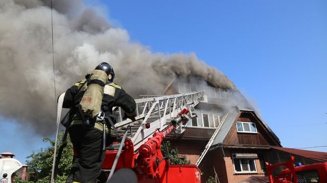 Сотрудники противопожарной службы МЧС России во время тушения пожара в частном доме престарелых Жемчужина в Красноярске. 28 августа 2017 Сотрудники противопожарной службы МЧС России во время тушения пожара в частном доме престарелых Жемчужина в Красноярске. 28 августа 2017