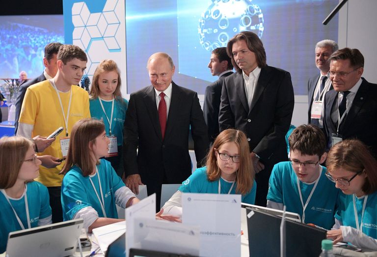 Владимир Путин во время посещения выставки Всероссийского форума профессиональной навигации ПроеКТОриЯ в комплексе Арена 2000 в Ярославле. 1 сентября 2017 Владимир Путин во время посещения выставки Всероссийского форума профессиональной навигации ПроеКТОриЯ в комплексе Арена 2000 в Ярославле. 1 сентября 2017