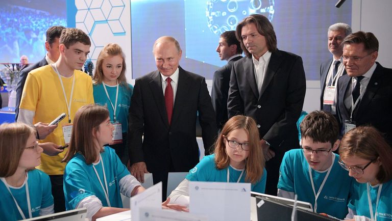 Владимир Путин во время посещения выставки Всероссийского форума профессиональной навигации ПроеКТОриЯ в комплексе Арена 2000 в Ярославле. 1 сентября 2017