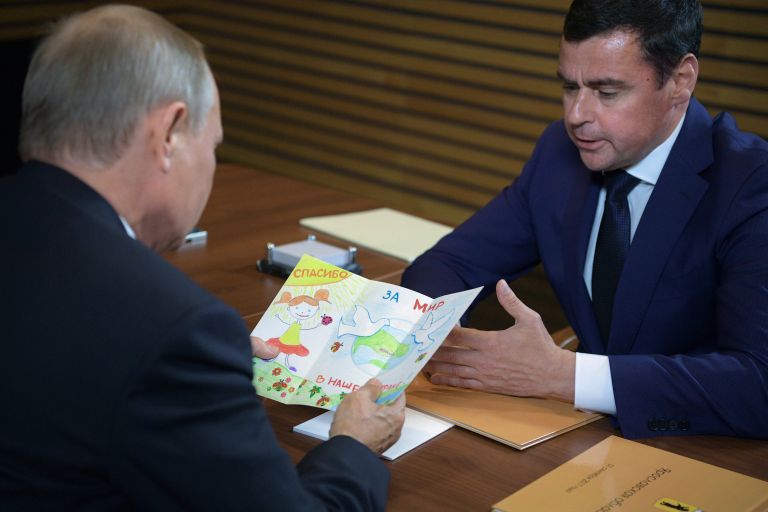 Врио главы Ярославской области Дмитрий Миронов передал Путину открытку от первоклассницы. 1 сентября 2017 Врио главы Ярославской области Дмитрий Миронов передал Путину открытку от первоклассницы. 1 сентября 2017