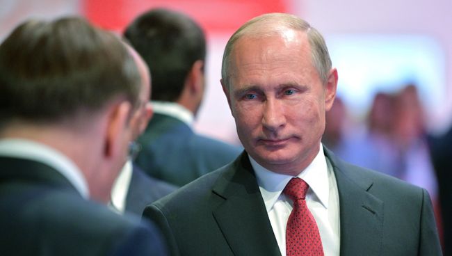 Владимир Путин во время посещения выставки Всероссийского форума профессиональной навигации ПроеКТОриЯ в комплексе Арена 2000 в Ярославле. 1 сентября 2017