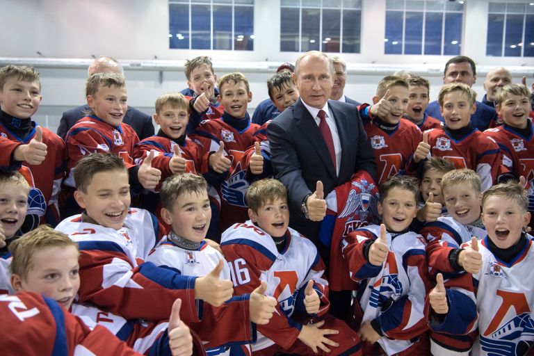 Президент РФ Владимир Путин с юными хоккеистами во время посещения Государственного училища олимпийского резерва по хоккею в Ярославле Президент РФ Владимир Путин с юными хоккеистами во время посещения Государственного училища олимпийского резерва по хоккею в Ярославле