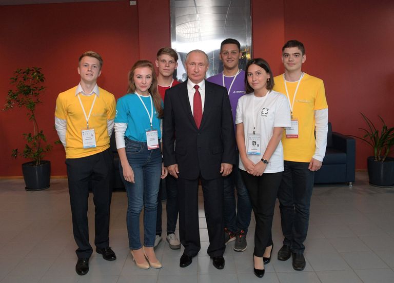 Президент РФ Владимир Путин фотографируется со студентами после участия во всероссийском открытом уроке Россия, устремлённая в будущее в Ярославле Президент РФ Владимир Путин фотографируется со студентами после участия во всероссийском открытом уроке Россия, устремлённая в будущее в Ярославле