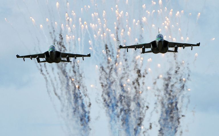 Самолеты Як-130 ВВС Белоруссии в ходе подготовки к учениям Запад-2017 в Могилевской области