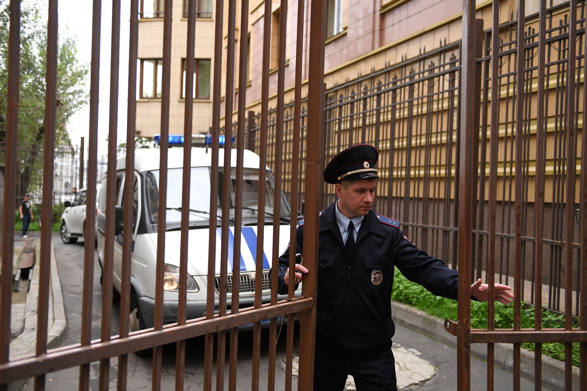 Сотрудник полиции у Хамовнического суда Москвы Сотрудник полиции у Хамовнического суда Москвы - РИА Новости, 1920, 05.12.2025