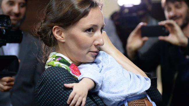 Уполномоченный при президенте РФ по правам ребенка Анна Кузнецова во время встречи российских детей, возвращенных из Ирака, в аэропорту Грозного. 1 сентября 2017 Уполномоченный при президенте РФ по правам ребенка Анна Кузнецова во время встречи российских детей, возвращенных из Ирака, в аэропорту Грозного. 1 сентября 2017