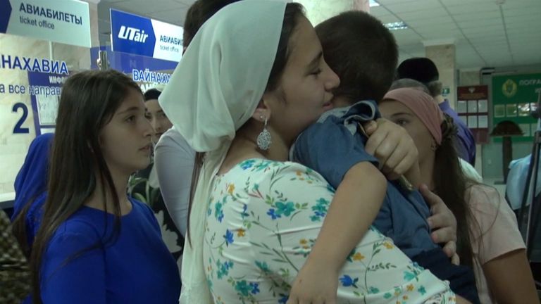 Вывезенных из Ирака детей и женщин в аэропорту Грозного встретили их близкие