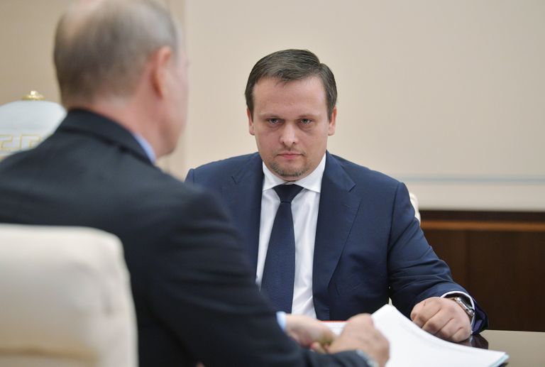 Владимир Путин и временно исполняющий обязанности губернатора Новгородской области Андрей Никитин во время встречи. 2 сентября 2017 Владимир Путин и временно исполняющий обязанности губернатора Новгородской области Андрей Никитин во время встречи. 2 сентября 2017