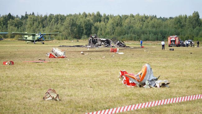 Обломки самолета Ан-2, потерпевшего крушение во время авиашоу, на аэродроме Черное в подмосковной Балашихе. 2 сентиября 2017 Обломки самолета Ан-2, потерпевшего крушение во время авиашоу, на аэродроме Черное в подмосковной Балашихе. 2 сентиября 2017