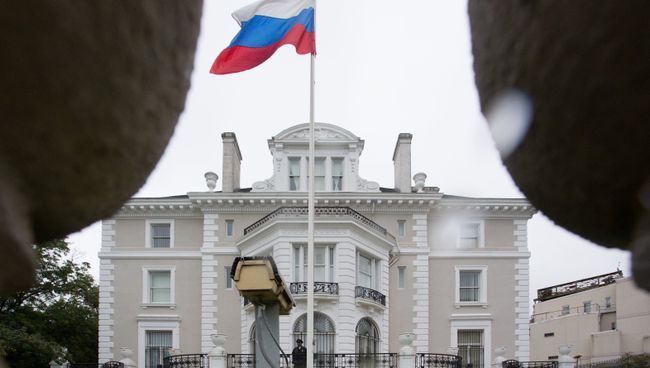 Сотрудник полиции стоит в оцеплении у здания российского торгового представительства в Вашингтоне. Сентябрь 2017 Сотрудник полиции стоит в оцеплении у здания российского торгового представительства в Вашингтоне. Сентябрь 2017