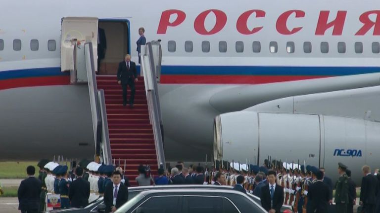 Прилетевшего на саммит БРИКС Путина с почестями встретили на китайской земле
