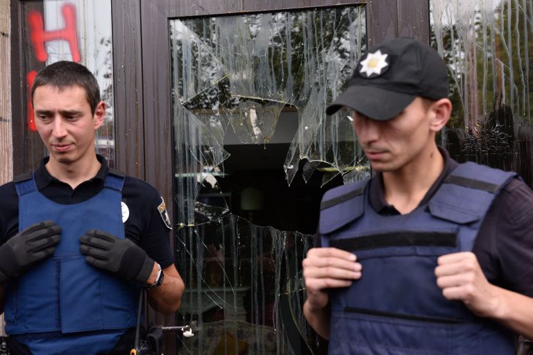 В Киеве разгромили магазин из-за стертых граффити времен евромайдана В Киеве разгромили магазин из-за стертых граффити времен евромайдана