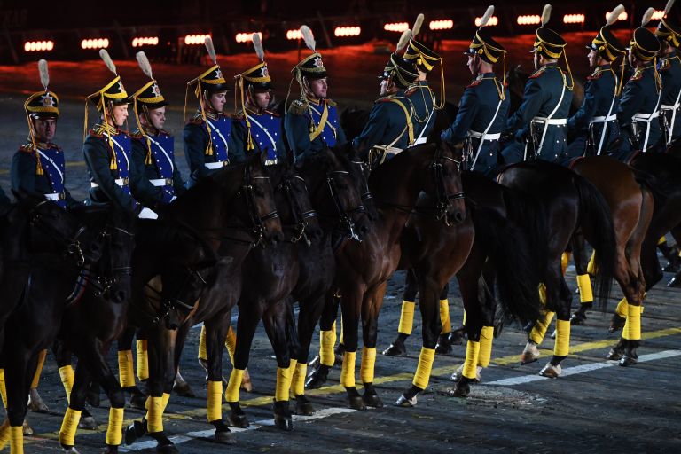Военнослужащие конных караулов Президентского полка на торжественной церемонии закрытия X Международного военно-музыкального фестиваля Спасская башня в Москве Военнослужащие конных караулов Президентского полка на торжественной церемонии закрытия X Международного военно-музыкального фестиваля Спасская башня в Москве