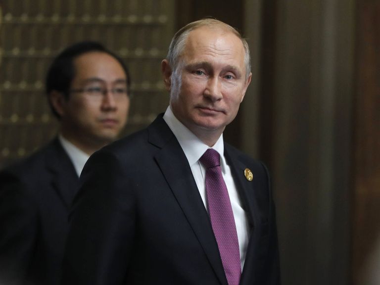 Президент РФ Владимир Путин перед началом встречи лидеров БРИКС в расширенном составе с участием делегаций. 4 сентября 2017