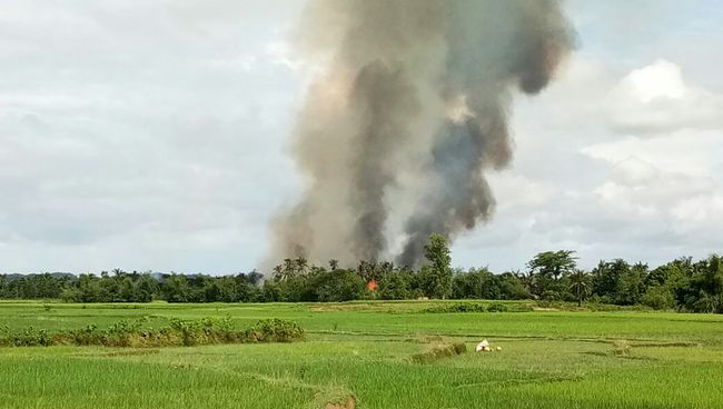 Дым от пожара в штате Ракхайн в Мьянме. Архивное фото Дым от пожара в штате Ракхайн в Мьянме. Архивное фото