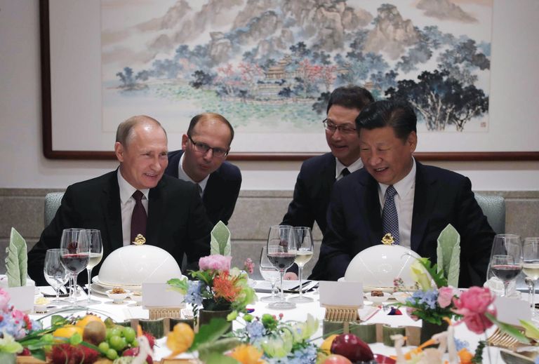 3 сентября 2017. Президент РФ Владимир Путин и председатель КНР Си Цзиньпин во время рабочего обеда в Сямэне 3 сентября 2017. Президент РФ Владимир Путин и председатель КНР Си Цзиньпин во время рабочего обеда в Сямэне