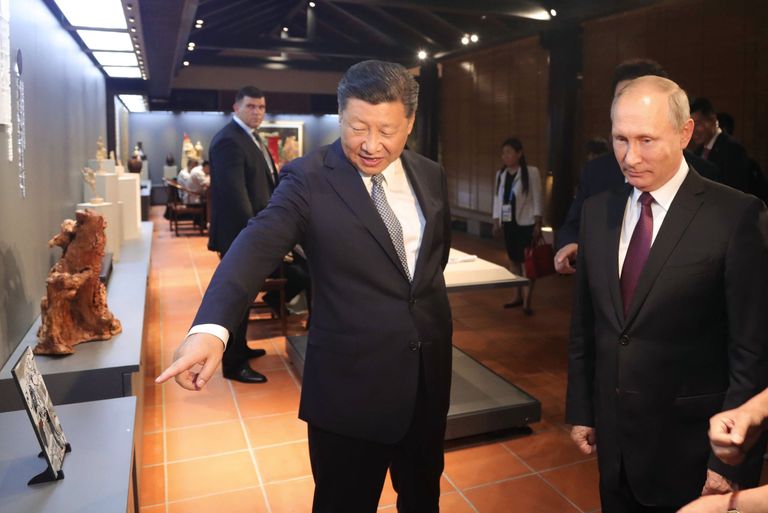 3 сентября 2017. Президент РФ Владимир Путин и председатель КНР Си Цзиньпин на выставке культурного наследия Китая в Сямэне 3 сентября 2017. Президент РФ Владимир Путин и председатель КНР Си Цзиньпин на выставке культурного наследия Китая в Сямэне