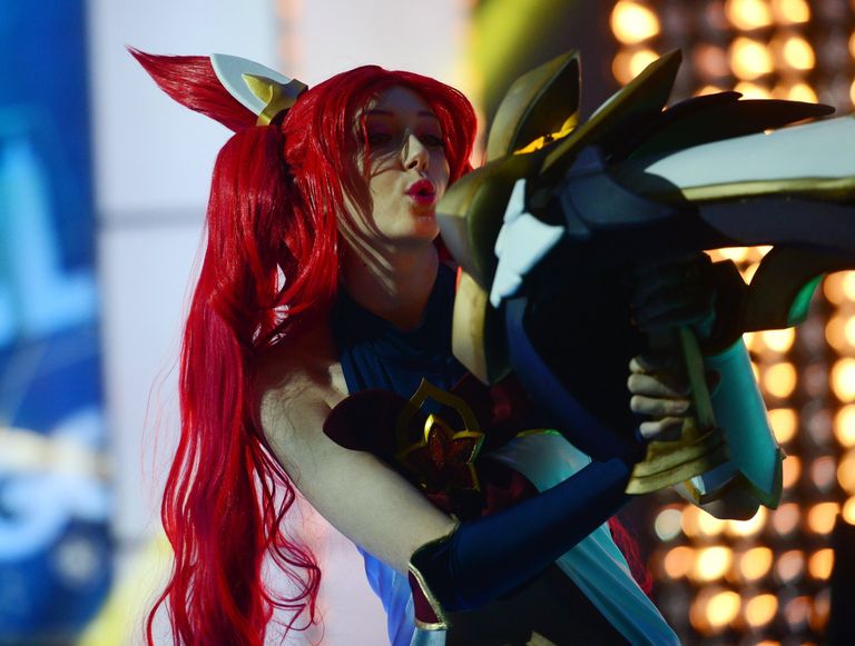 Косплеер на финале Континентальной лиги League of Legends в кинотелевизионном комплексе Главкино в Московской области Косплеер на финале Континентальной лиги League of Legends в кинотелевизионном комплексе Главкино в Московской области