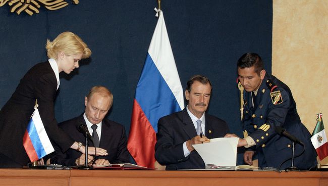 Президент РФ Владимир Путин и президент Мексики Висенте Фокс во время подписания двустороннего соглашения в Мехико. 2004 год Президент РФ Владимир Путин и президент Мексики Висенте Фокс во время подписания двустороннего соглашения в Мехико. 2004 год