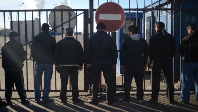 Массовое задержание мигрантов сотрудниками полиции. Архивное фото Массовое задержание мигрантов сотрудниками полиции. Архивное фото