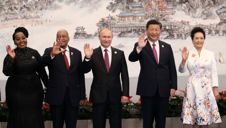 Президент РФ Владимир Путин во время совместного фотографирования лидеров БРИКС и глав делегаций приглашенных государств с супругами. 4 сентября 2017