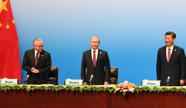 Президент РФ Владимир Путин, председатель КНР Си Цзиньпин и президент Бразилии Мишел Темер во время встречи лидеров БРИКС. 4 сентября 2017 Президент РФ Владимир Путин, председатель КНР Си Цзиньпин и президент Бразилии Мишел Темер во время встречи лидеров БРИКС. 4 сентября 2017