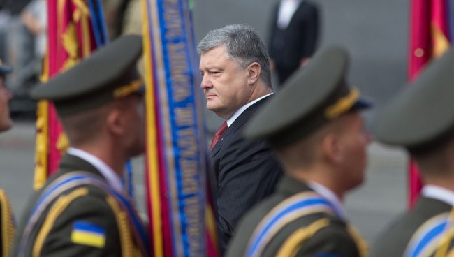 Президент Украины Петр Порошенко во время парада в честь Дня независимости в Киеве. 24 августа 2017 Президент Украины Петр Порошенко во время парада в честь Дня независимости в Киеве. 24 августа 2017