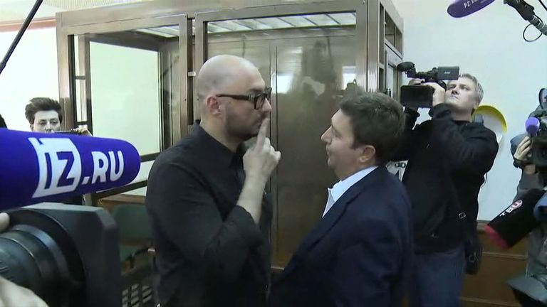 Серебренников в зале суда жестом попросил адвоката молчать из-за микрофонов СМИ