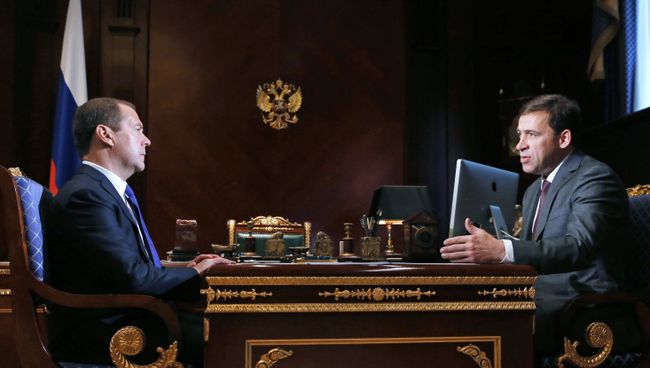 Председатель правительства РФ Дмитрий Медведев и губернатор Свердловской области Евгений Куйвашев во время встречи. 5 сентября 2017