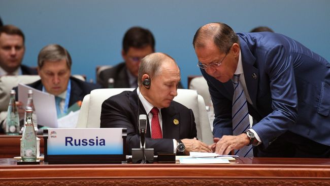 Президент РФ Владимир Путин и министр иностранных дел РФ Сергей Лавров на саммите лидеров БРИКС. День второй